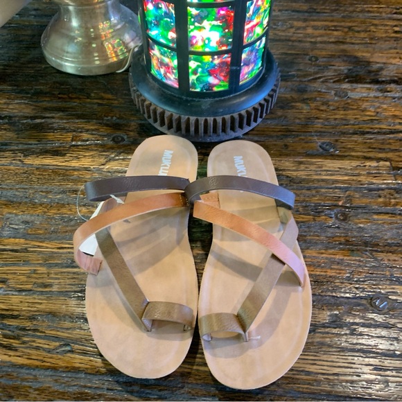 NWT Sandals Muk Luks Size 8 Made in the USA Multicolor Cute Slip On Toe Detail - Picture 2 of 9